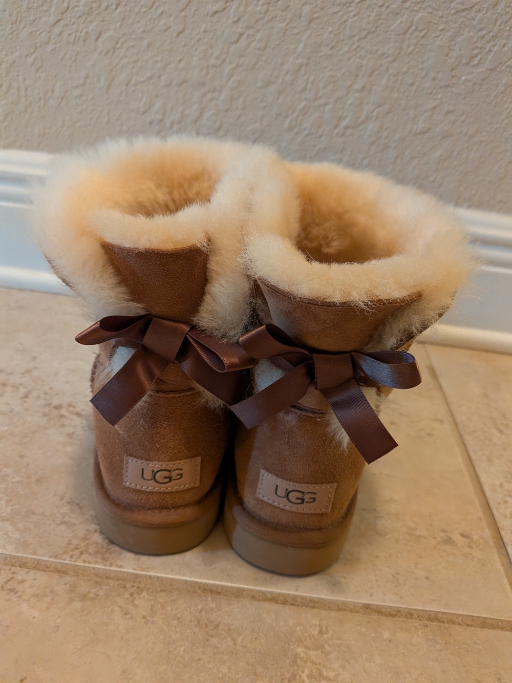 Classic Short Shearling Suede Ugg Boots With Bows - Chestnut